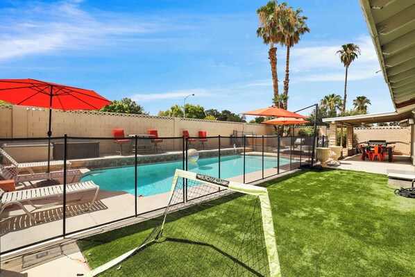Pool - Perfect Group Getaway w/ Private Pool (Las Vegas)