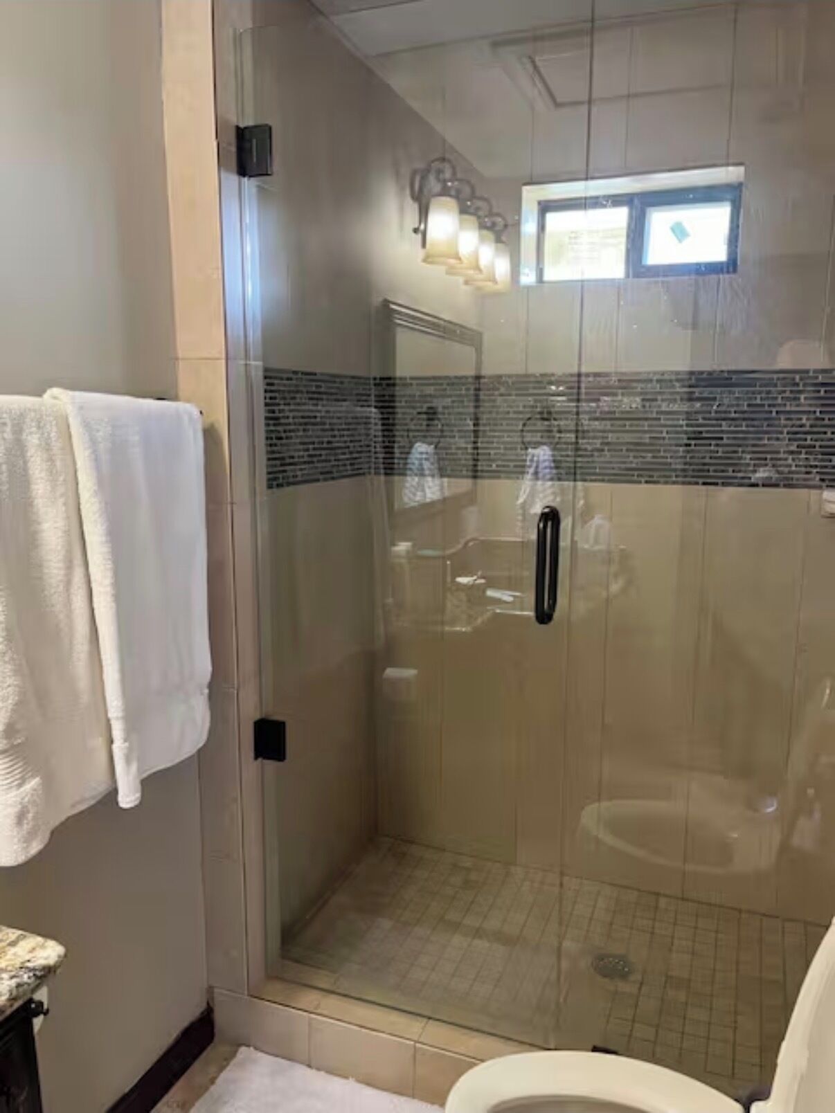 Douche, sèche-cheveux, serviettes fournies, savon