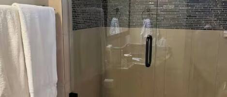Douche, séchoir à cheveux, serviettes fournies, savon