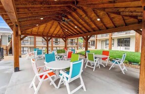 Outdoor dining - Creek View Paradise - Walk to Branson Landing - 2 bedroom 2 bath POOL (Branson)