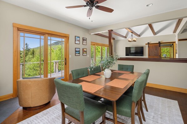 Dining - Chase Mountain Lodge – Mt. Mansfield Views & Hot Tub (Waterbury)