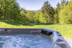 Outdoor spa tub - Chase Mountain Lodge – Mt. Mansfield Views & Hot Tub (Waterbury)