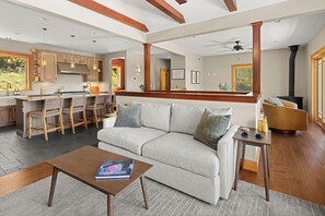 Living area - Chase Mountain Lodge – Mt. Mansfield Views & Hot Tub (Waterbury)