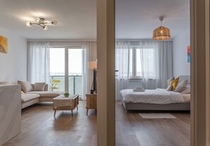 Tabla de planchar con plancha, wifi y ropa de cama 