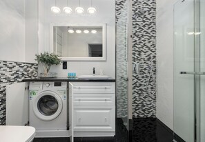 Shower, hair dryer, towels - Królewicza Royal Chic Apartment (Szczecin)