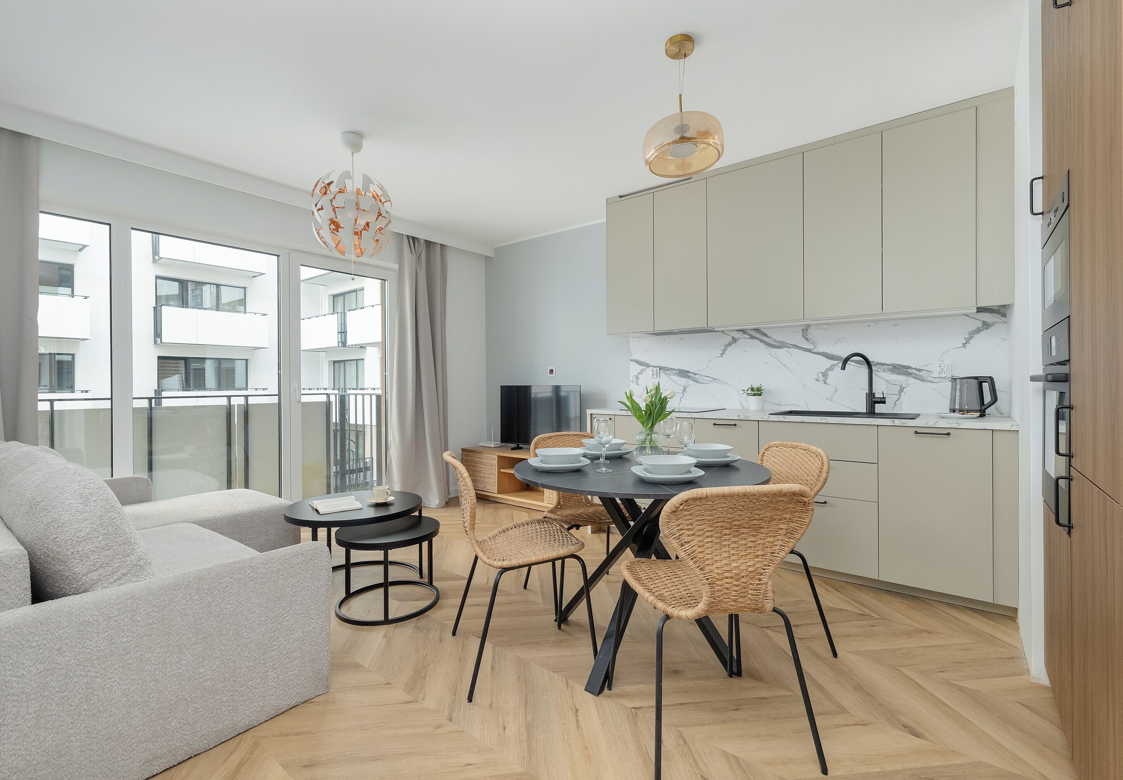 Um apartamento moderno com sala de jantar, cozinha e sala de estar.