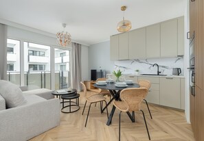 Eine moderne Wohnung mit Essbereich, Küche und Wohnzimmer.