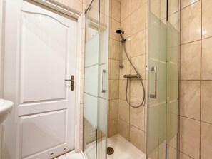 Een douche, een haardroger, handdoeken