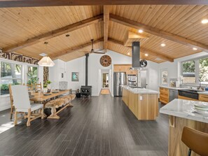 Fridge, microwave, oven, stovetop - NEW Hot Tub-Pool-Sauna-Game Room (North Fork)