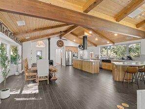 Dining - NEW Hot Tub-Pool-Sauna-Game Room (North Fork)