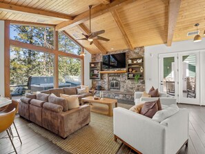 Smart TV, fireplace, video games, foosball - NEW Hot Tub-Pool-Sauna-Game Room (North Fork)