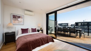 Desk, iron/ironing board, free WiFi, bed sheets - Sommersby Terrace - Port Melbourne (Port Melbourne)