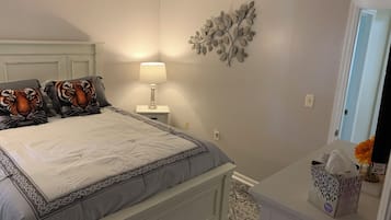 Tabla de planchar con plancha, wifi y ropa de cama