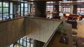 Ein modernes Interieur mit einer Zwischenebene, großen Fenstern und einer Mischung aus Sitzbereichen.