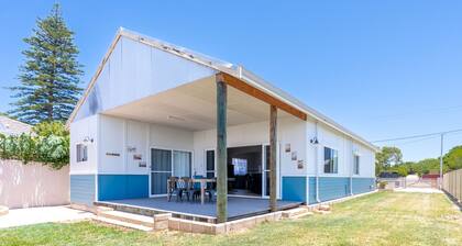 BUNGALOW ON BURGES
Ideal for both workers or families, nice and close to town