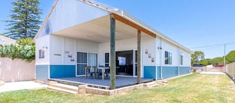 BUNGALOW ON BURGES
Ideal for both workers or families, nice and close to town