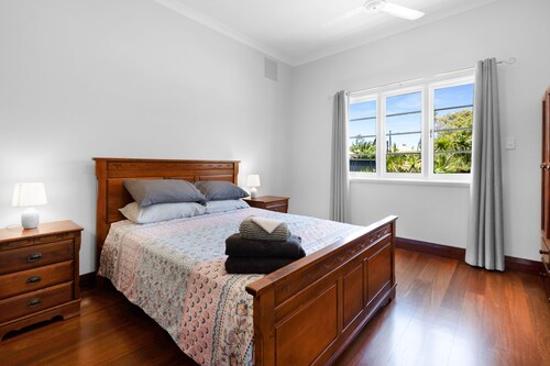 BUNGALOW ON BURGES 
Ideal for both workers or families, nice and close to town