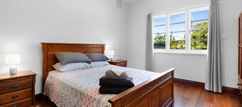 BUNGALOW ON BURGES 
Ideal for both workers or families, nice and close to town
