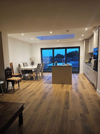 Dining. House Sleeps 7 with Garden and Parking