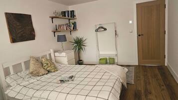 Iron/ironing board, WiFi, bed sheets