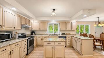 Coffee/tea maker, fridge, microwave, oven