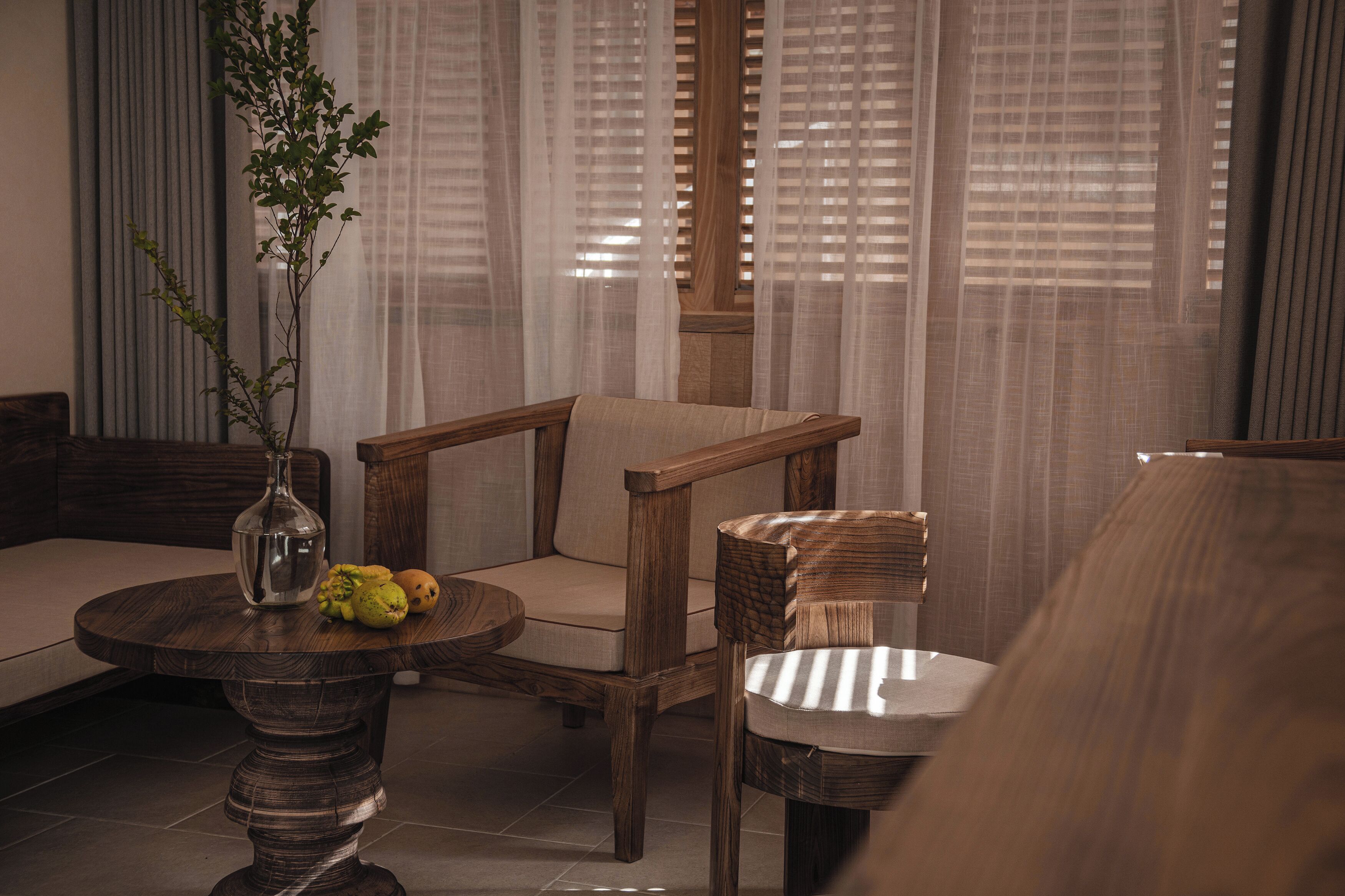 Quarto casal superior | Edredons de pluma, frigobar, cortinas blackout