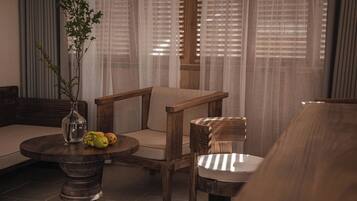 Quarto casal superior | Edredons de pluma, frigobar, cortinas blackout