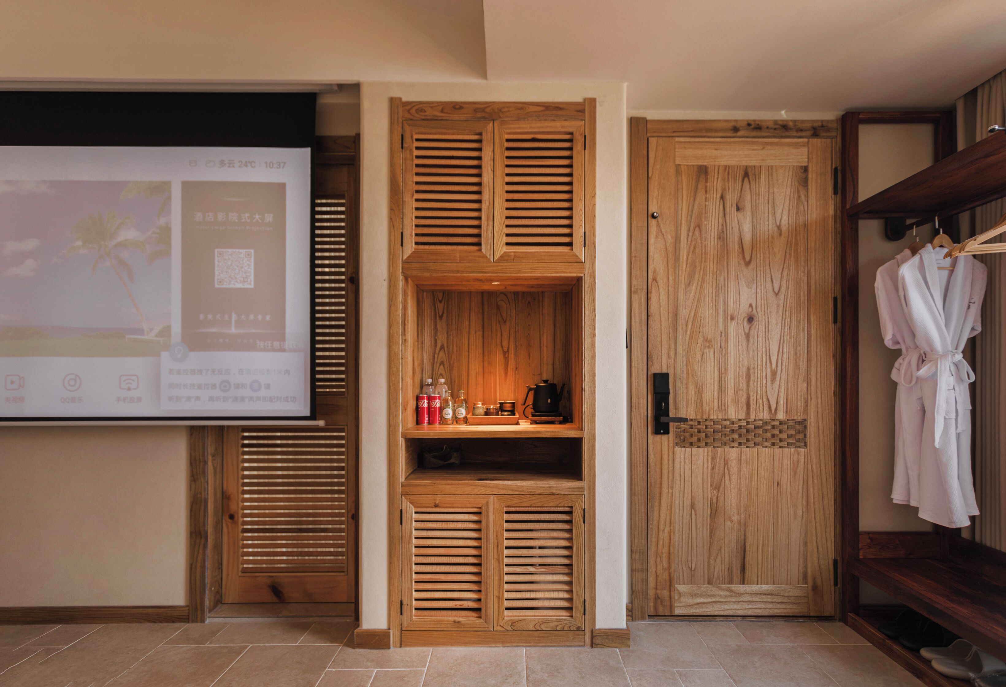 Quarto casal tradicional | Edredons de pluma, frigobar, cortinas blackout