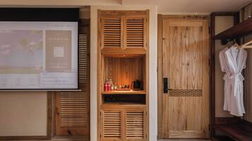 Quarto casal tradicional | Edredons de pluma, frigobar, cortinas blackout
