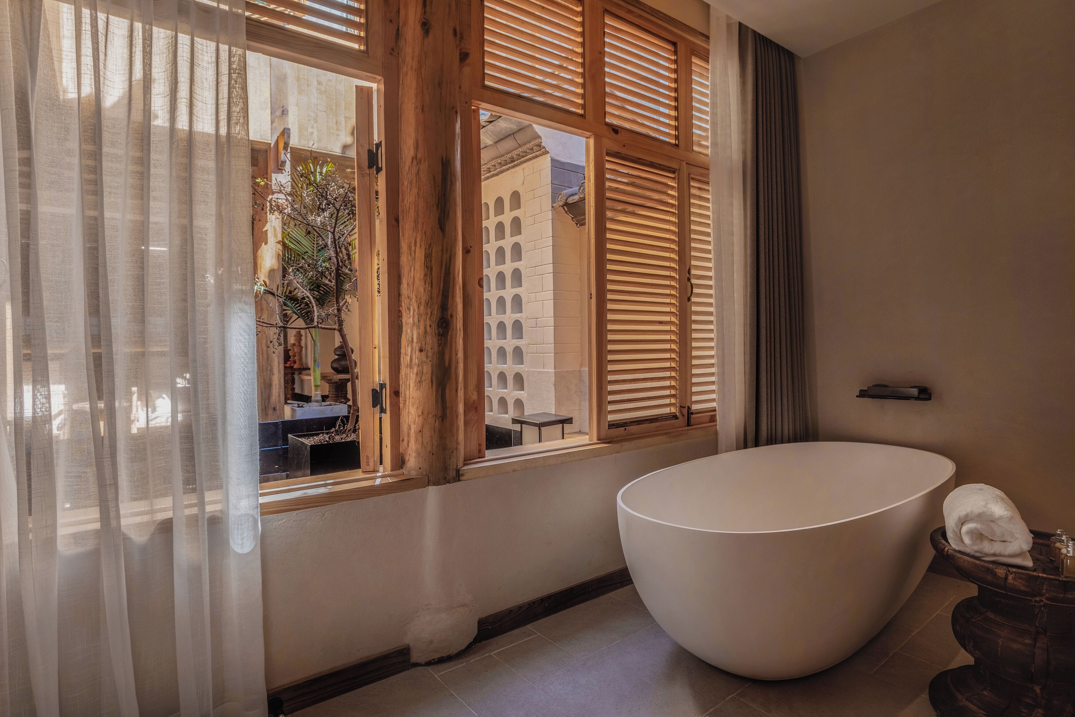 Classic Twin Room, Courtyard View | Bathroom | Free toiletries, hair dryer, bathrobes, slippers