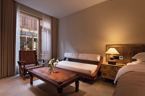 Quarto casal elite | Edredons de pluma, frigobar, cortinas blackout