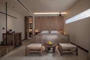 Quarto casal luxo | Edredons de pluma, frigobar, cortinas blackout