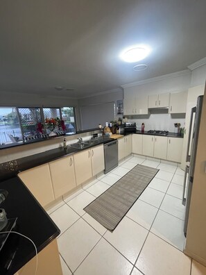 Private kitchen - Beach House on the Gold Coast Canal - Room 3 (Helensvale)