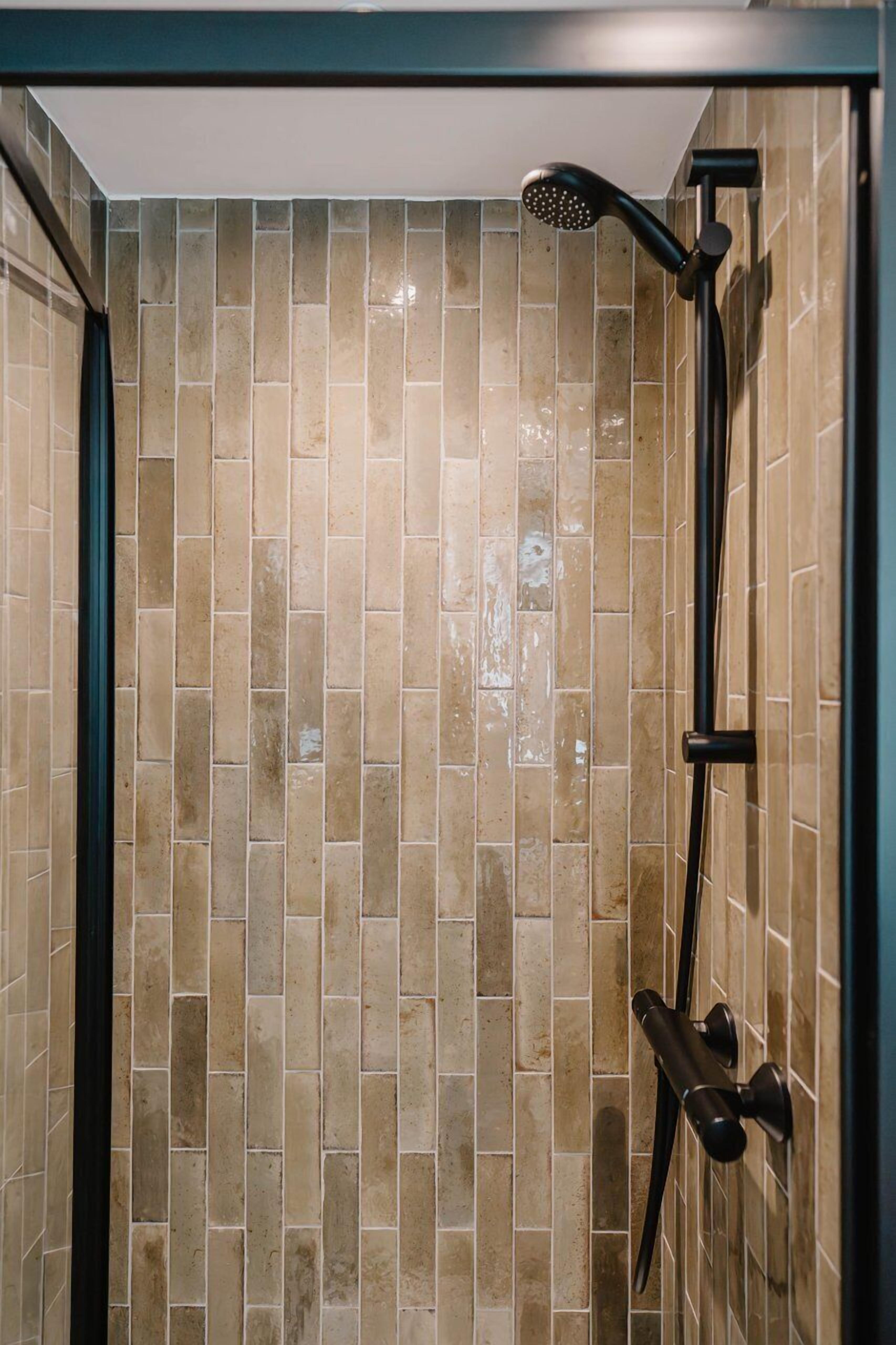 Douche, sèche-cheveux, serviettes fournies