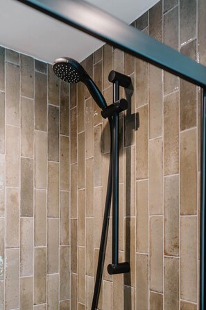 Een douche, een haardroger, handdoeken
