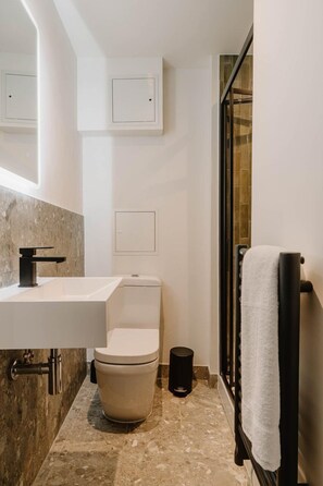 Een douche, een haardroger, handdoeken