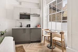 Wasserkocher mit Kaffee-/Teezubehör, Kühlschrank, Mikrowelle, Toaster