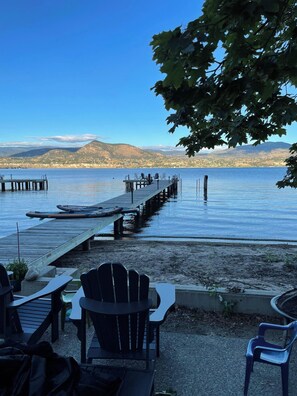 Property grounds - Stunning Lakefront Cabin in Heart of Naramata Village (Naramata)