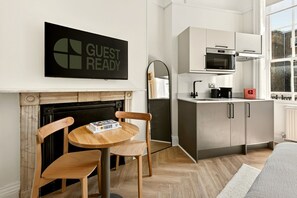 Fridge, microwave, coffee/tea maker, toaster - Comfortable Double Room near Euston (London)