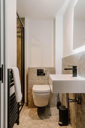 Bathroom - Premium Comfort Double Room (London)