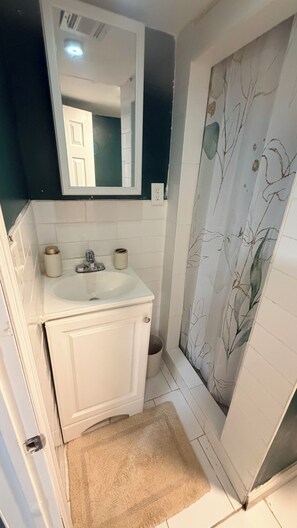 Een douche, handdoeken, toiletpapier
