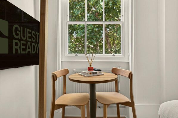 Dining - Charming Double Studio Retreat (London)