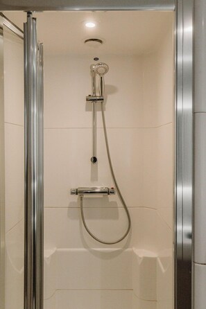 Een douche, een haardroger, handdoeken