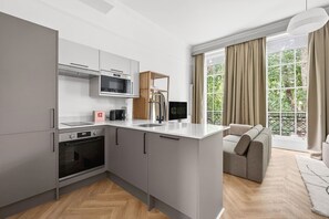 Wasserkocher mit Kaffee-/Teezubehör, Kühlschrank, Mikrowelle, Ofen