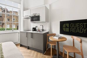 Coffee/tea maker, fridge, microwave - Bright Double En-Suite near Euston (London)