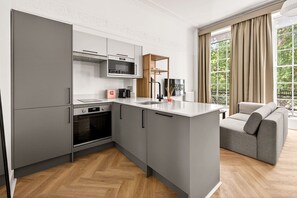 Wasserkocher mit Kaffee-/Teezubehör, Kühlschrank, Mikrowelle, Ofen