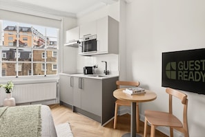 Coffee/tea maker, fridge, microwave - Modern Double Room in Bloomsbury (London)
