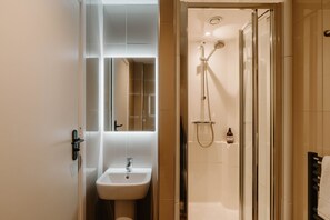 Shower, hair dryer, towels - Modern Double Room in Bloomsbury (London)