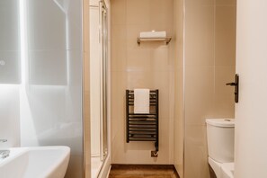 Shower, hair dryer, towels - Modern Double Room in Bloomsbury (London)