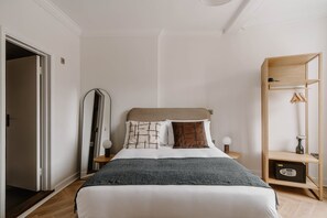 Internet, bed sheets - Modern Double Room in Bloomsbury (London)